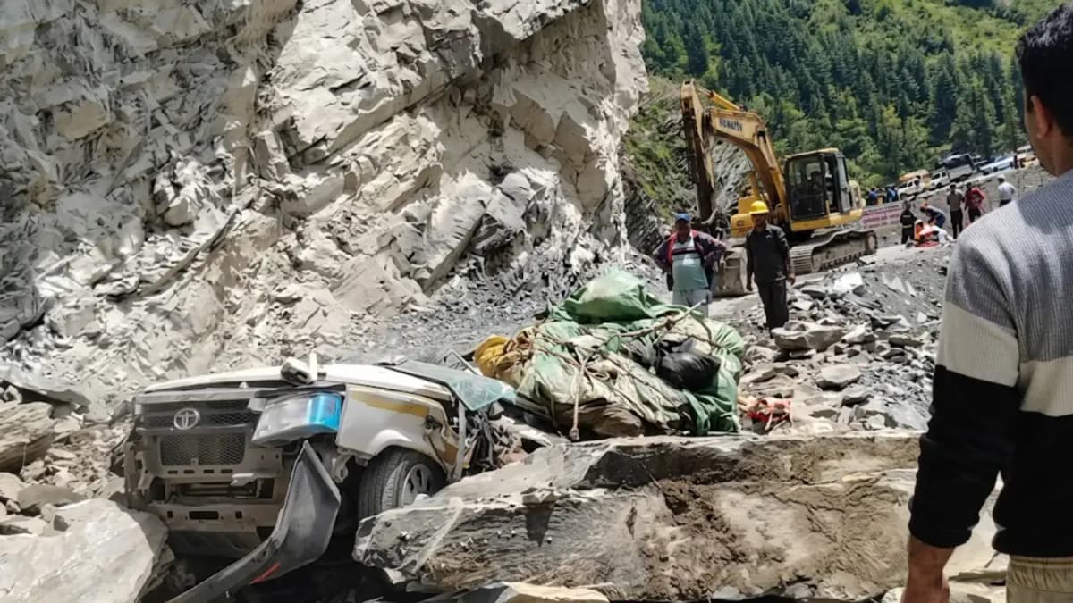 Tragic Landslide in Himachal Pradesh Claims 13 Lives in Taxi Incident