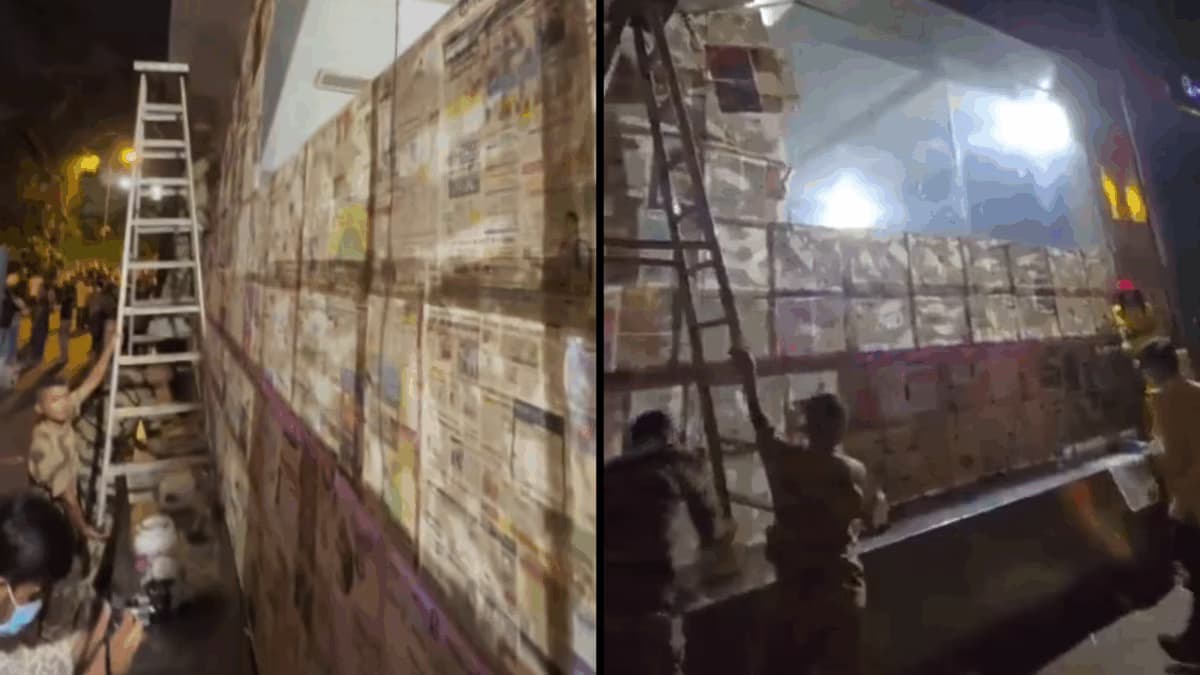 Janpath Metro Station Shrouded in Newspapers During Jantar Mantar Protests