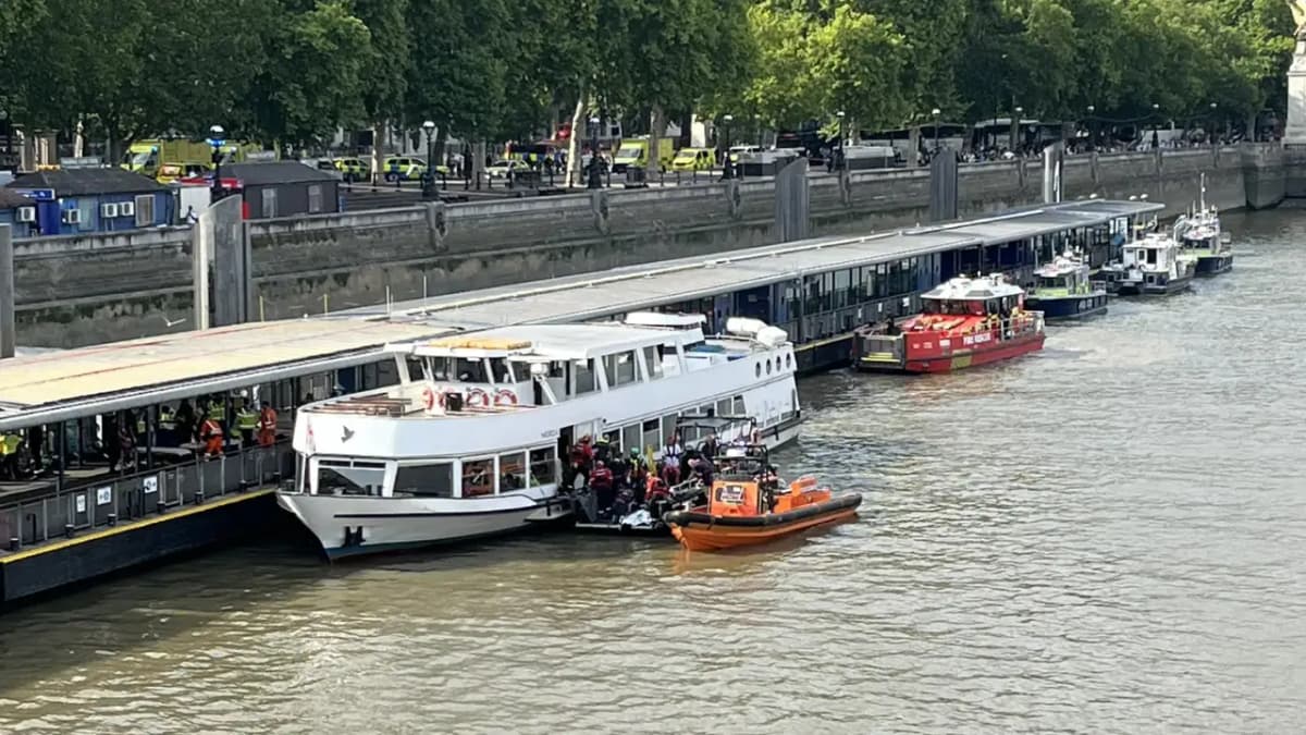 Police Boat Collision at Westminster Bridge Injures Five Officers