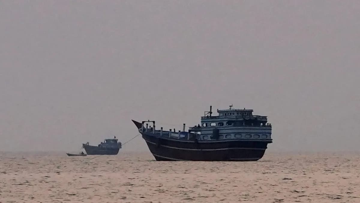 Oman Engages Iran on Strait of Hormuz Amid Ongoing US-Iran Tensions