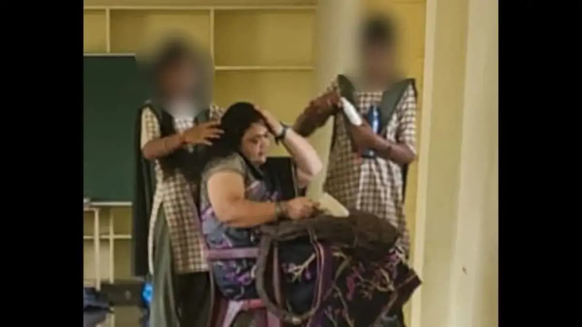 Teacher Dismissed for Allegedly Having Students Comb Her Hair