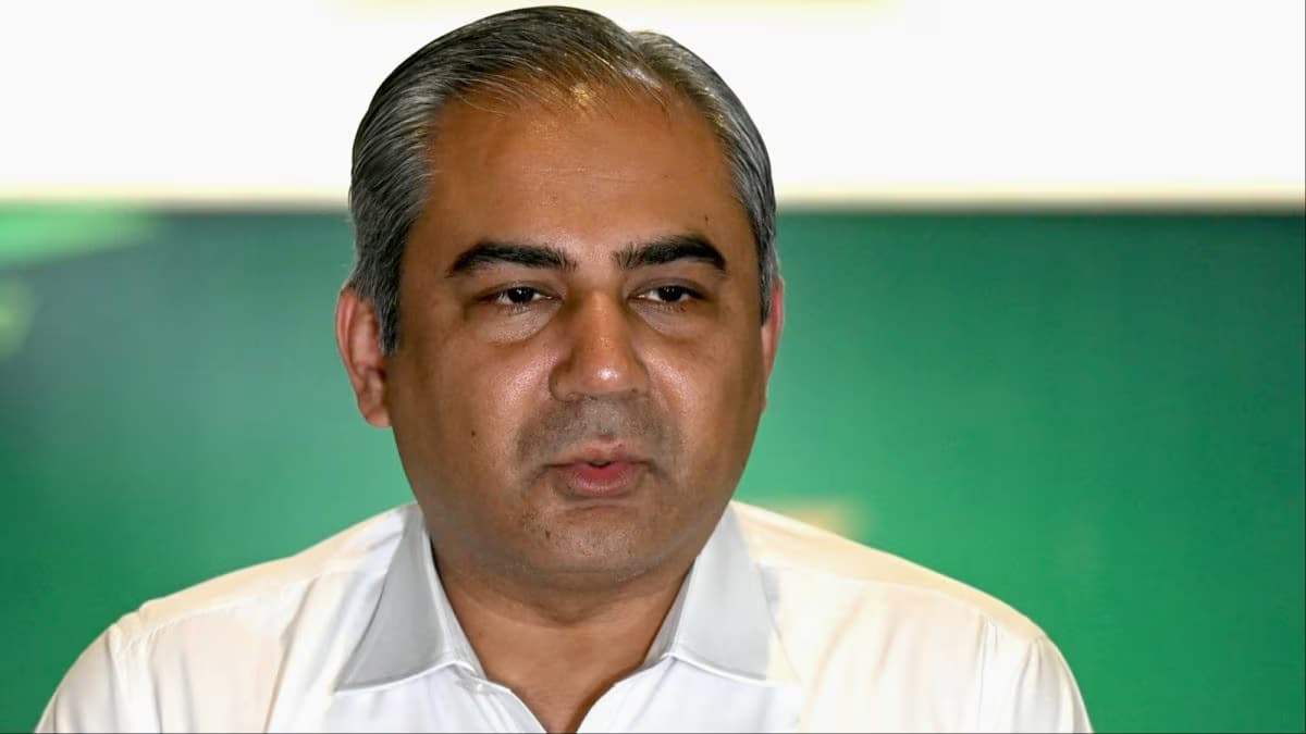 Pakistan's Interior Minister Warns of Youth Movements Amid CJP Praise