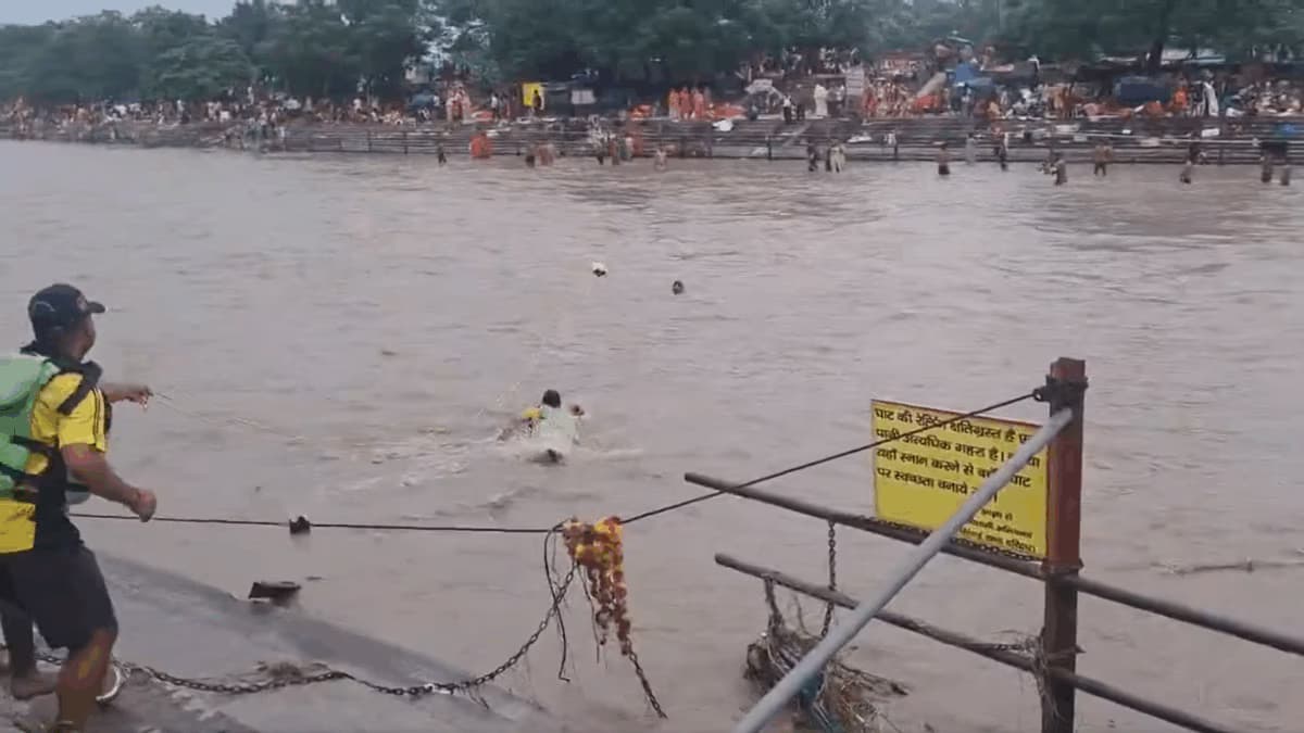 Heroic Rescue: SDRF Saves Kanwariya from Drowning in Ganga