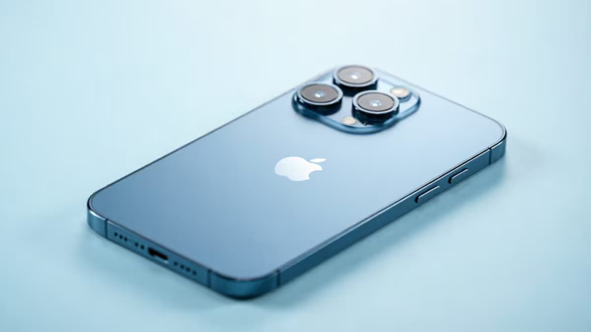 Apple Delays Major iPhone Redesign Until 2027, Keeping iPhone 18 Pro Max Familiar