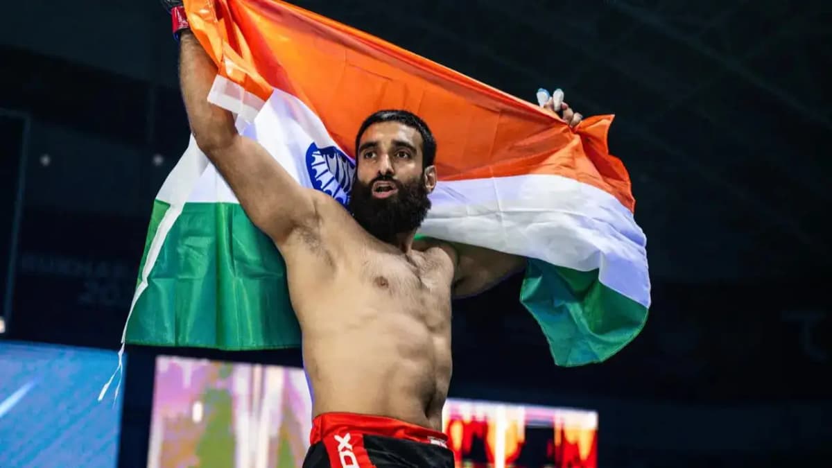 Kashmir's Owais Yaqoob: Trailblazing MMA Fighter with National Pride