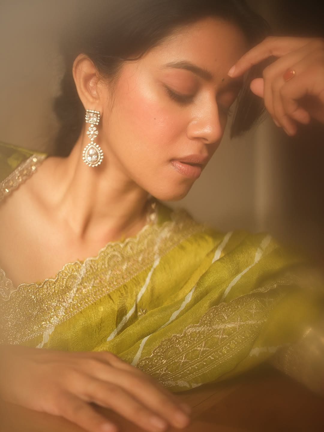Mirnalini Ravis Stylish Look In Green Saree See Photos