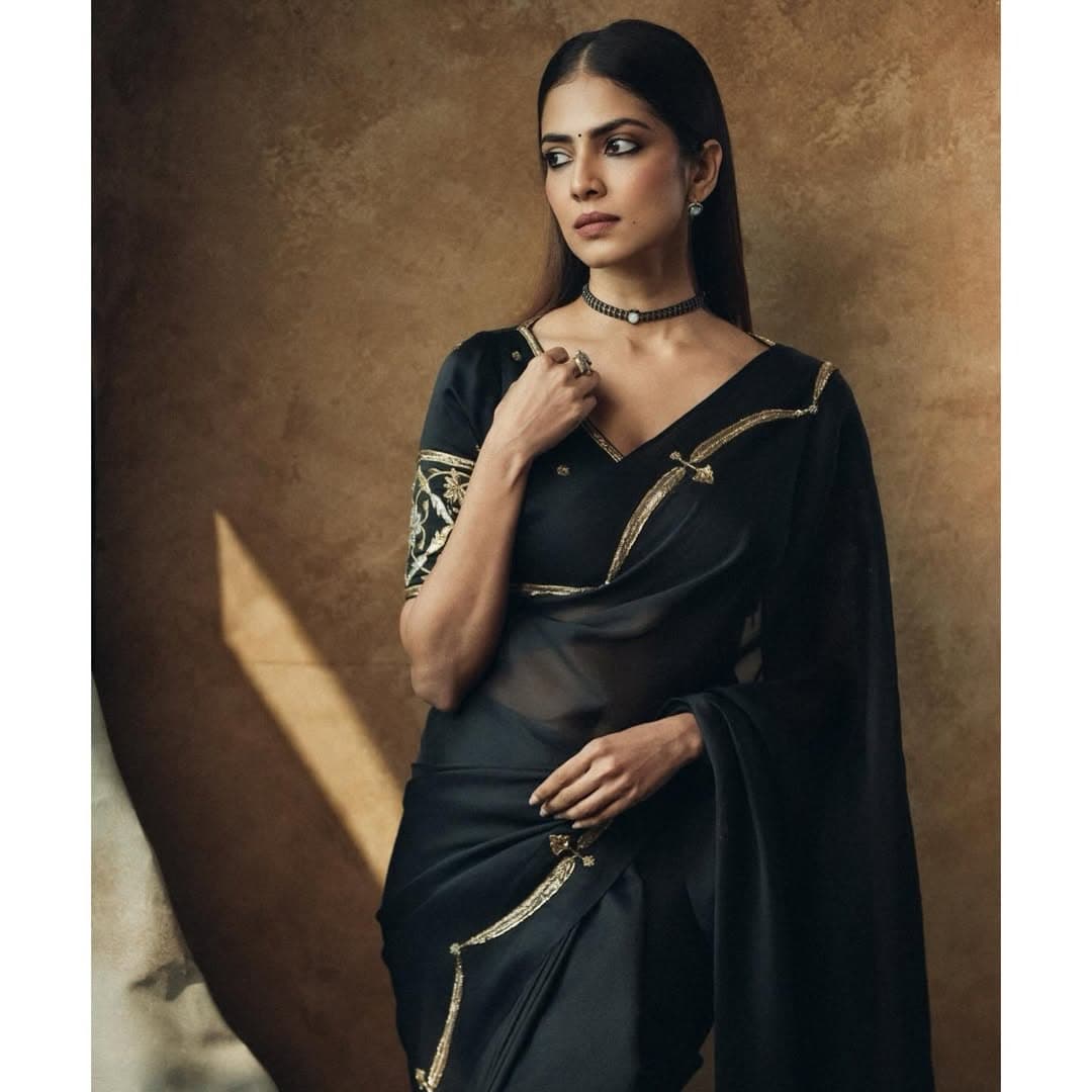 Malavika Mohanan Rasise Heat In Black Saree